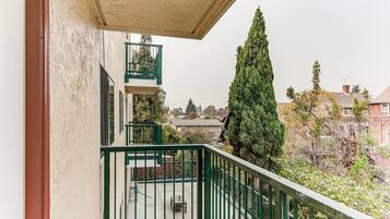 Apartment (2 Bedrooms) | Balcony