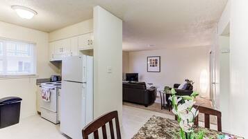 Apartment (2 Bedrooms) | Private kitchen | Fridge, microwave, stovetop, cookware/dishes/utensils