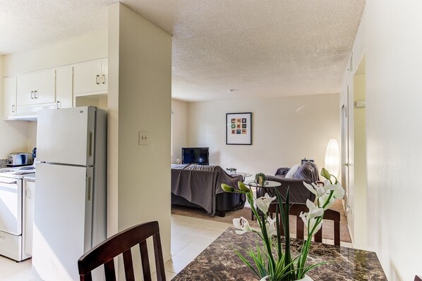 Interior - Cosy Berkeley Apartments 10 min to UC Berkeley 108d (Berkeley)