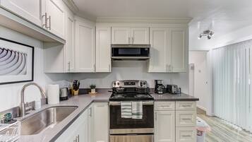 Leilighet (2 Bedrooms) | Eget kjøkken | Kjøleskap, mikrobølgeovn, ovn og kokeplater