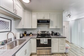Apartment (2 Bedrooms) | Private kitchen | Fridge, microwave, oven, stovetop - Berkeley Apartment 2 Mins Walking to UC Berkeley Extension II (Berkeley)