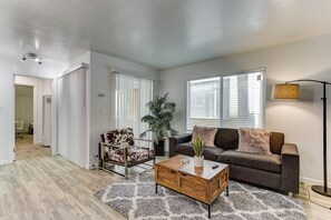 Apartment (2 Bedrooms) | Living area | TV - Berkeley Apartment 2 Mins Walking to UC Berkeley Extension II (Berkeley)