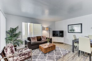 Apartment (2 Bedrooms) | Living room | TV - Berkeley Apartment 2 Mins Walking to UC Berkeley Extension II (Berkeley)