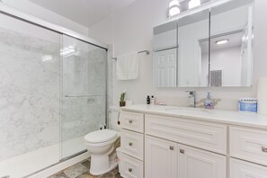 Apartment (2 Bedrooms) | Badezimmer | Handtücher, Seife, Shampoo, Toilettenpapier