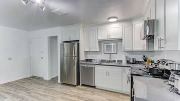 Refrigerador, microondas, horno, placa de cocina