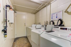 Apartment (2 Bedrooms) | Laundry