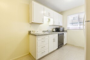 Appartement (2 Bedrooms) | Privékeuken | Een koelkast, een magnetron, een kookplaat