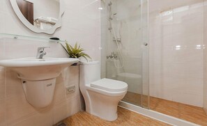 Standard-dobbeltværelse (Sweet) | Badeværelse | Bruser, gratis toiletartikler, hårtørrer, hjemmesko