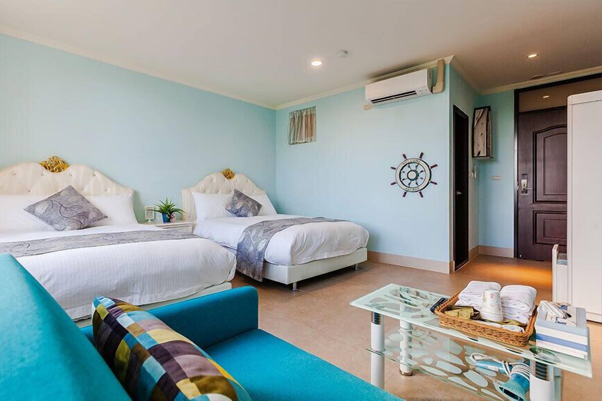 Standard Quadruple Room | Desk, soundproofing, rollaway beds (surcharge), WiFi (free)