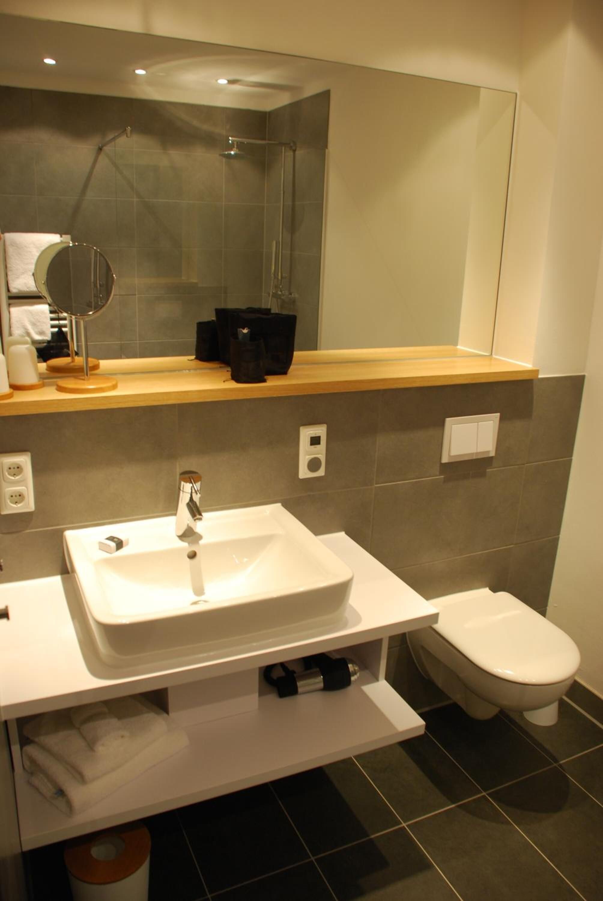 double room | bathroom | shower, free toiletries, hair dryer, towels