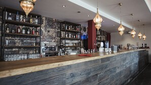 Bar (trong khuôn viên)