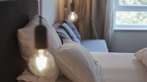 Phòng đôi tiện nghi đơn giản | Minibar với thức uống miễn phí, két bảo mật tại phòng, bàn 