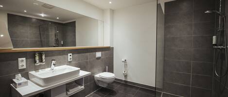 Studio | Bathroom | Shower, free toiletries, hair dryer, towels