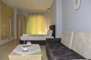 Family Studio | Living area - Maxi's Apartments (Sarandë)