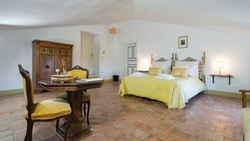 Suite (4) | Minibar, in-room safe, soundproofing, free WiFi