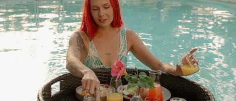 Una piscina al aire libre de temporada, sillones reclinables de piscina