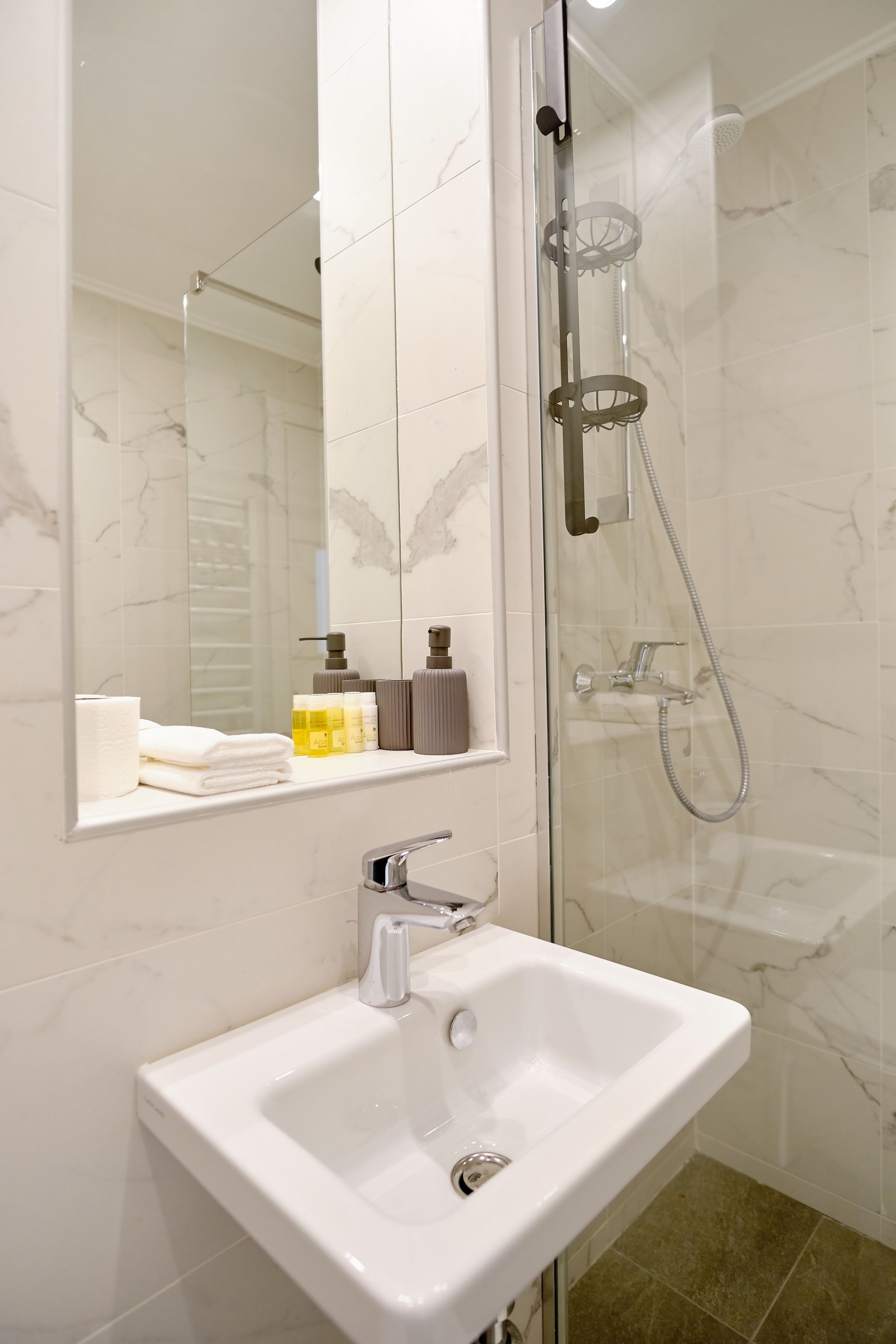 standard double or twin room | bathroom | shower, free toiletries, hair dryer, bathrobes