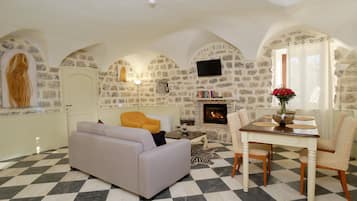 Suite, 1 habitación | Sala de estar | Televisión de pantalla plana y libros
