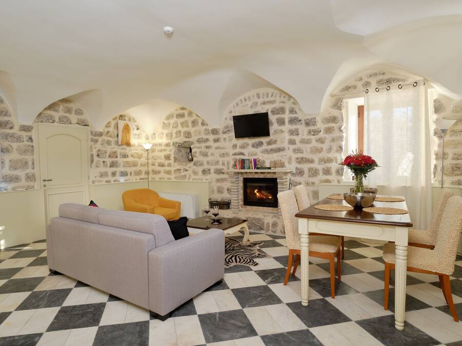 Suite, 1 Bedroom | Living room | Flat-screen TV, books