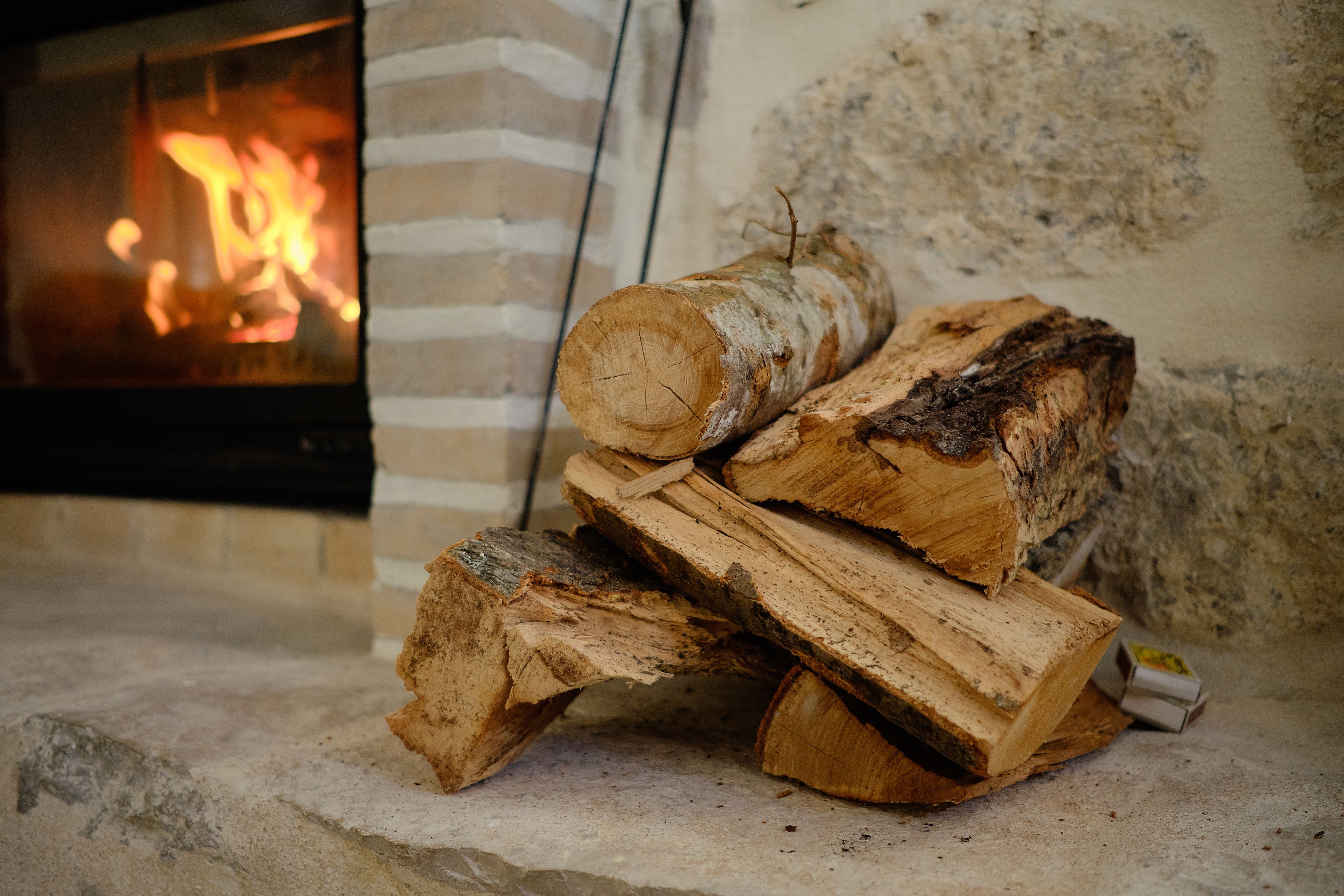 suite, 1 bedroom | living room | flat-screen tv, books