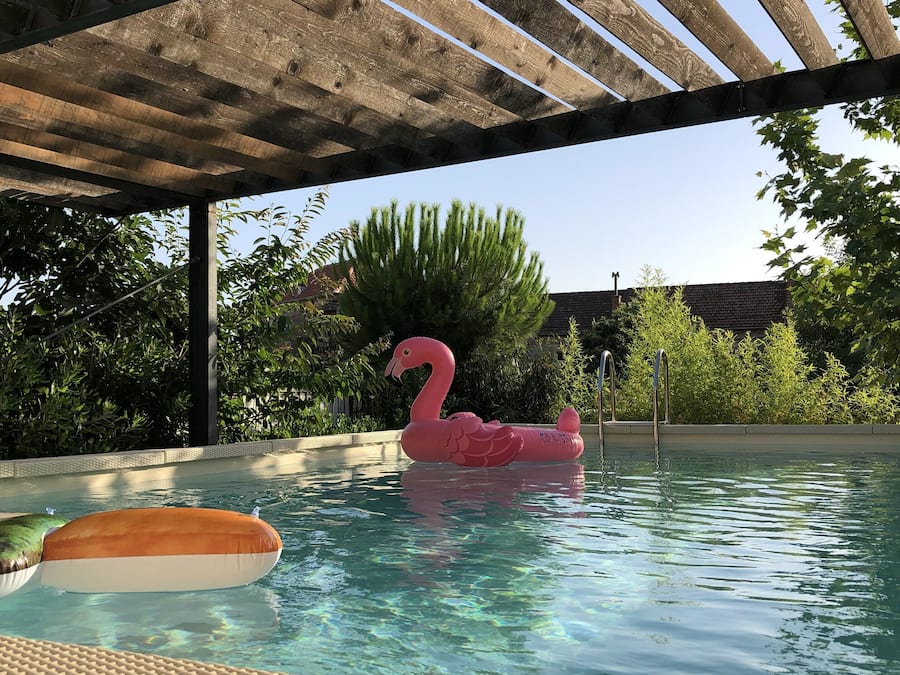 Piscina externa sazonal, espreguiçadeiras