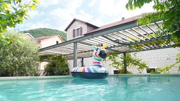 Piscina externa sazonal, espreguiçadeiras