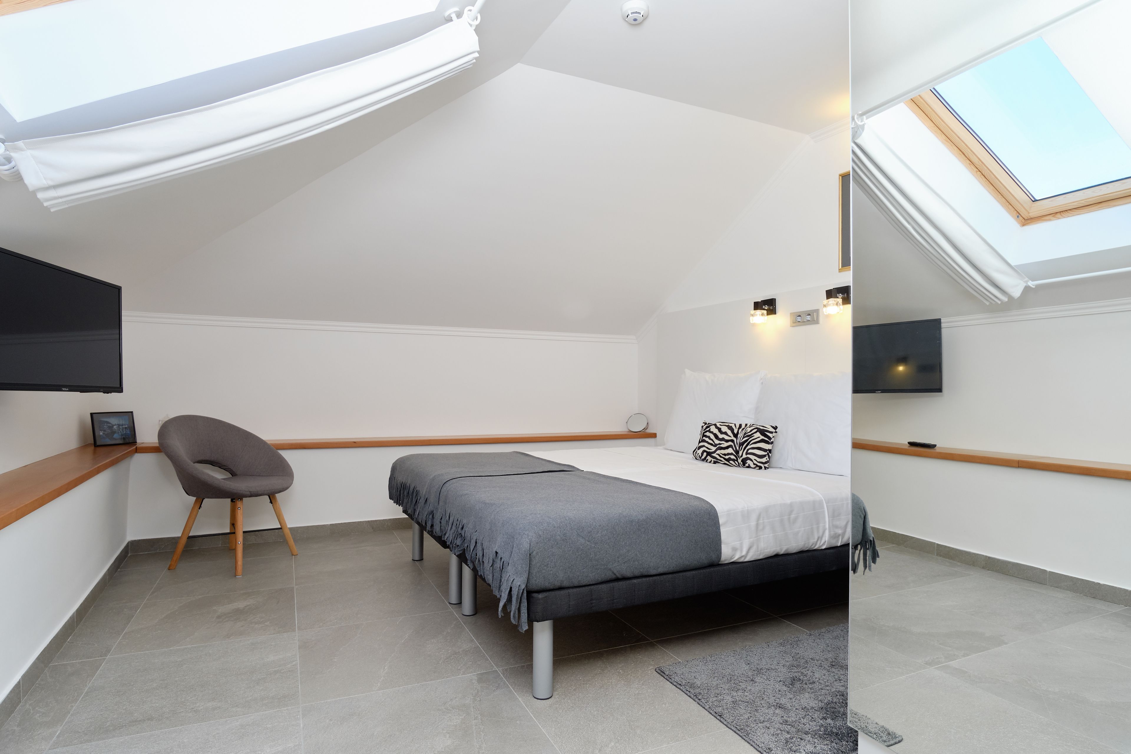 standard double or twin room | minibar, in-room safe, soundproofing, iron/ironing board