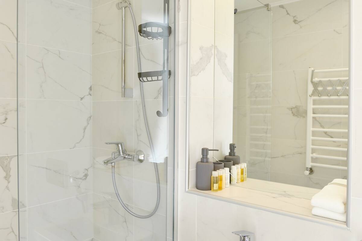 deluxe double or twin room | bathroom | shower, free toiletries, hair dryer, bathrobes