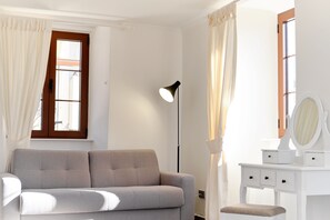 Deluxe Double or Twin Room | Living area | Flat-screen TV, books - Zebra  (Tivat)