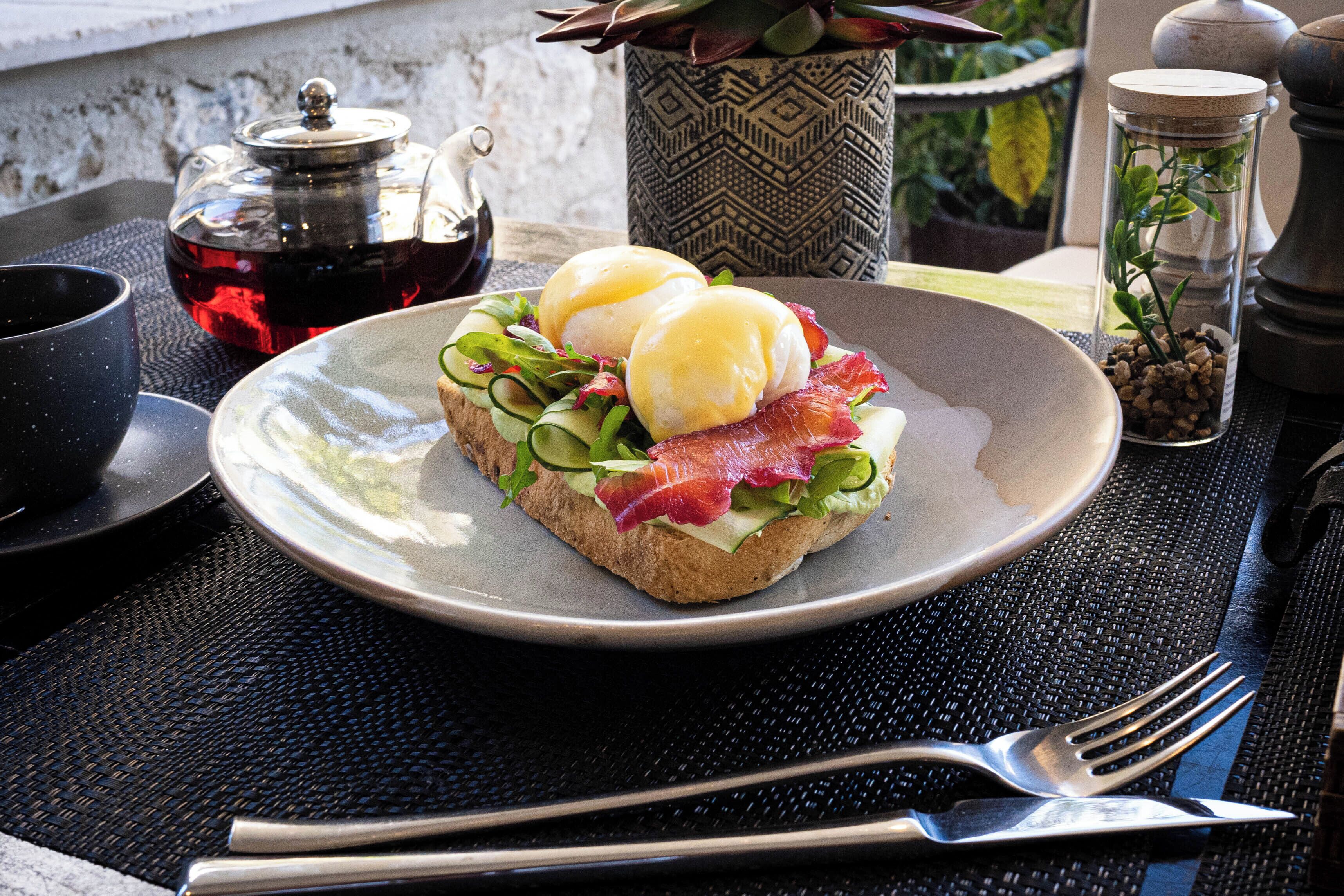 free daily cooked-to-order breakfast