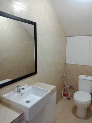 Villa, 4 slaapkamers, niet-roken | Badkamer | Een douche, gratis toiletartikelen