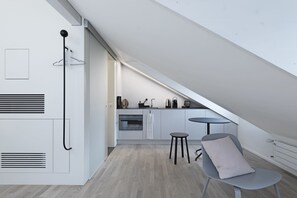 Fridge, stovetop, electric kettle, cookware/dishes/utensils - Dom Studios (St. Gallen)