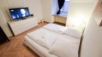 Family Apartment | Desk, free WiFi, bed sheets