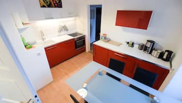 Familie appartement | Privékeuken | Een koelkast, een kookplaat, een koffiezetapparaat/waterkoker