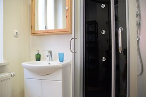 Ducha, secador de pelo, toallas y papel higiénico
