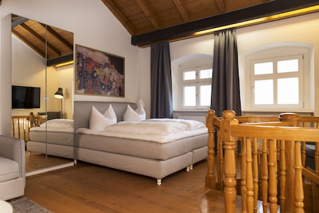 Escritorio, wifi gratis y ropa de cama