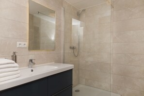 Apartment, 2 Bedrooms (EG) | Bathroom | Shower, hair dryer, towels, toilet paper - KulturQuartier (Regensburg)