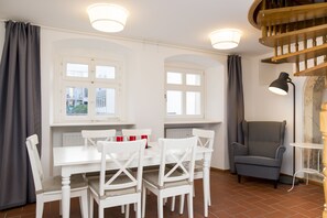 Apartment (Maisonette) | Essbereich im Zimmer