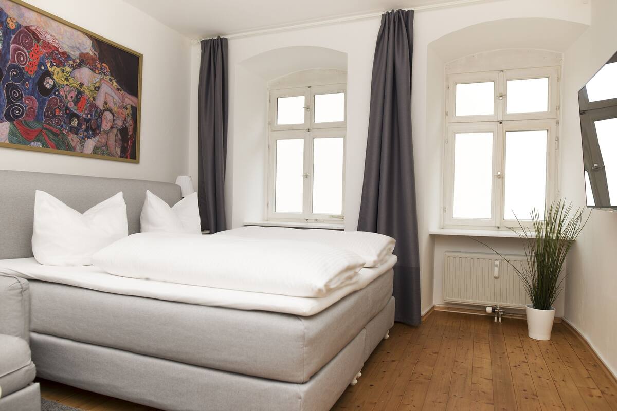Apartment, 2 Bedrooms (EG) | Meja, Wi-fi percuma, cadar katil