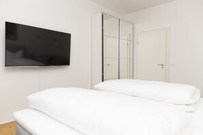 Apartment, 2 Bedrooms (EG) | Television - KulturQuartier (Regensburg)