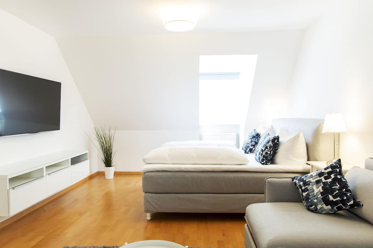 Apartment, 2 Bedrooms | Meja, Wi-fi percuma, cadar katil