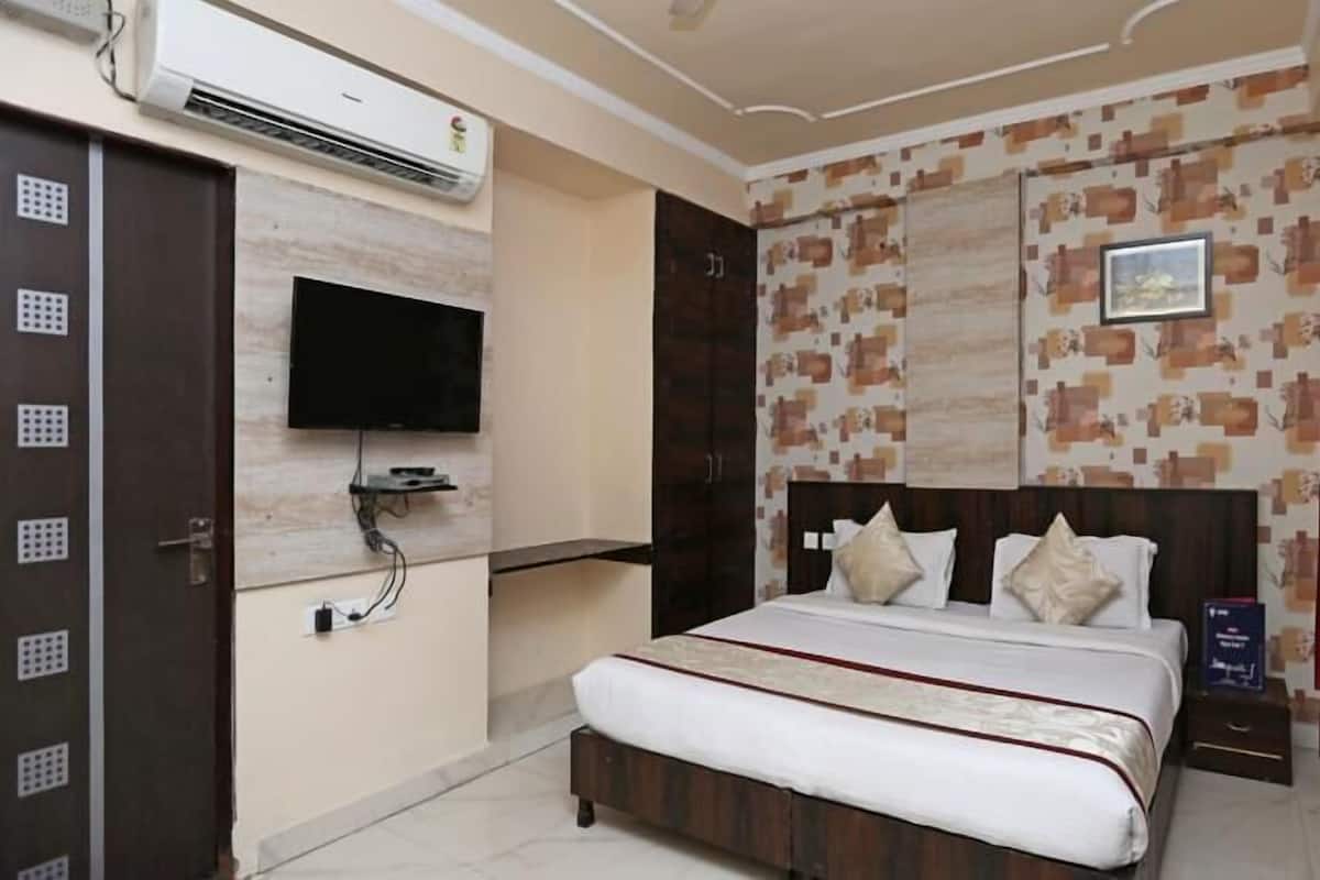 Deluxe Room, 1 King Bed, Non Smoking, City View | Premium bedding, desk, soundproofing, rollaway beds