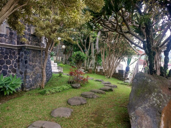 Property grounds - Villa Beverly Hills Puncak for 50 pax (Cipanas)