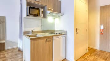 Meja kerja, kedap suara, setrika/meja setrika, dan Wi-Fi gratis