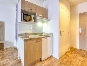 Escritorio, sistema de insonorización, tabla de planchar con plancha