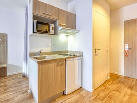 办公桌、隔音、熨斗/熨板、免费 WiFi