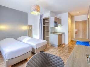 Schreibtisch, schallisolierte Zimmer, Bügeleisen/Bügelbrett