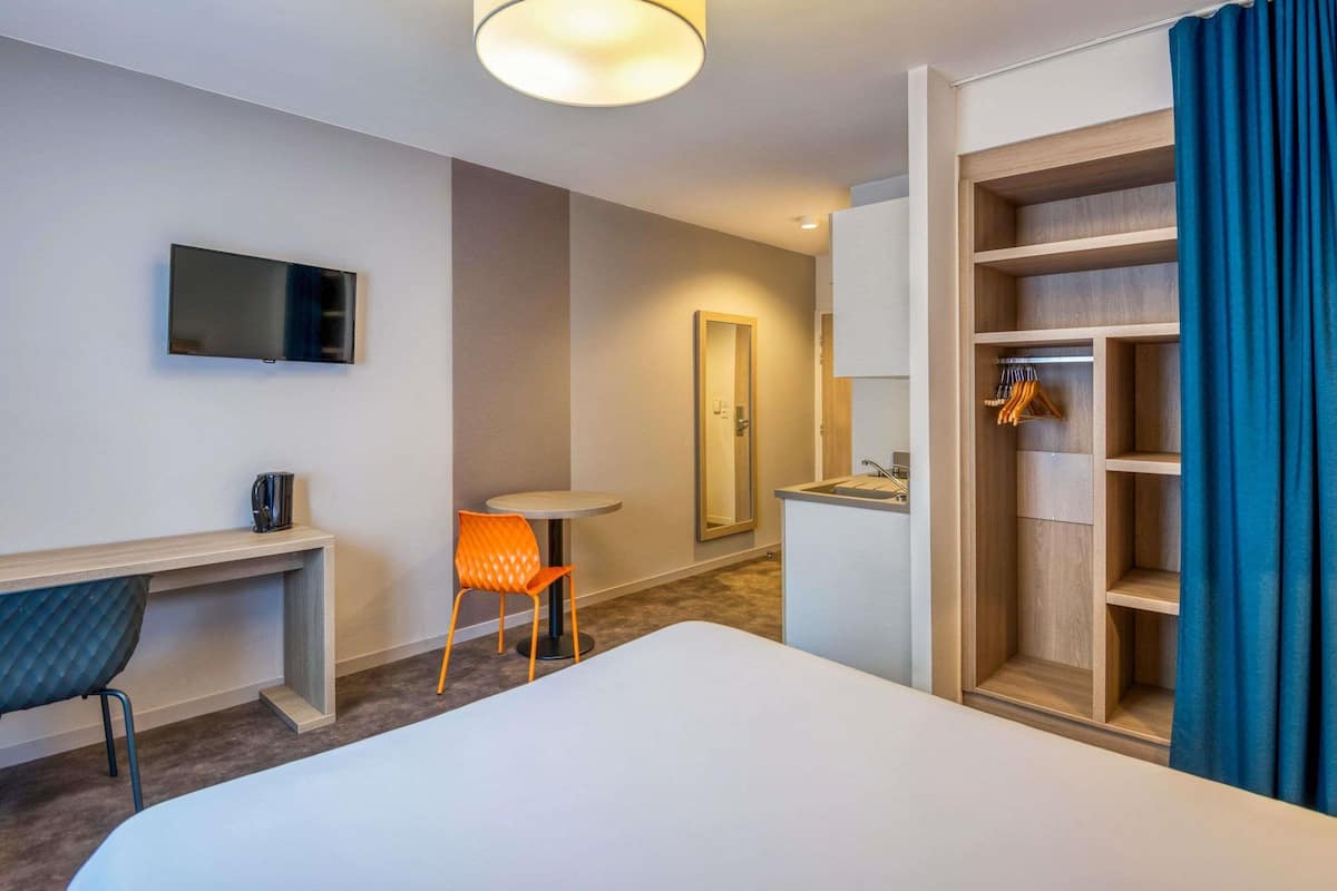 1 bedroom, desk, soundproofing, iron/ironing board