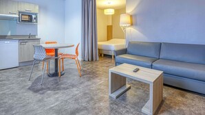 Appartement, 1 slaapkamer | Een bureau, geluiddichte muren, een strijkplank/strijkijzer, gratis wifi
