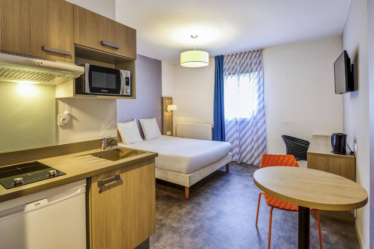 Studio, 1 Double Bed | Desk, soundproofing, iron/ironing board, free WiFi